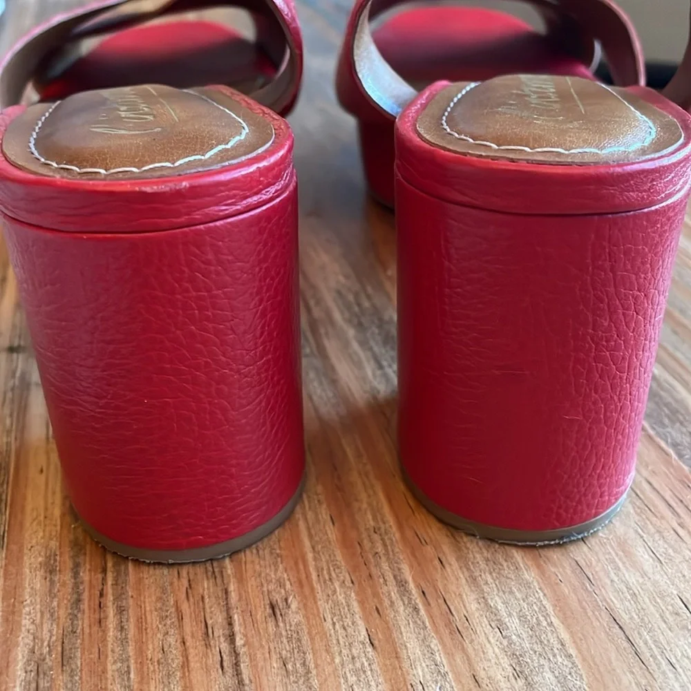 Super CUTE L'Intervalle RED sandles! Perfect for spring or summer. - Picture 10 of 10